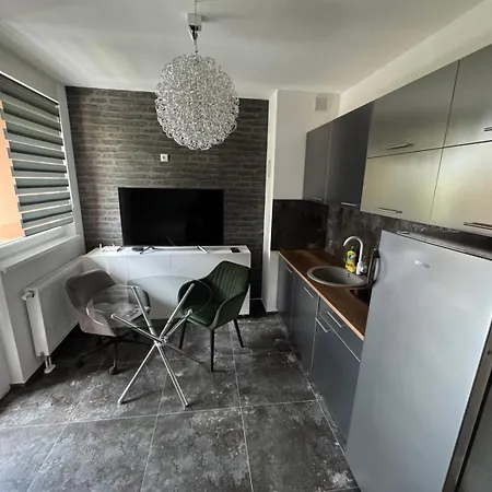 Apartment Center 6 *